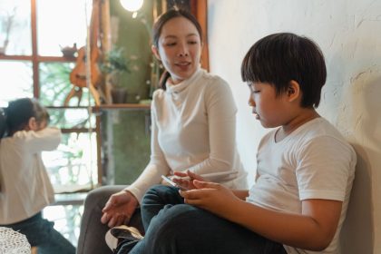 ibu dan anak melakukan latihan meniru bunyi untuk stimulasi bicara