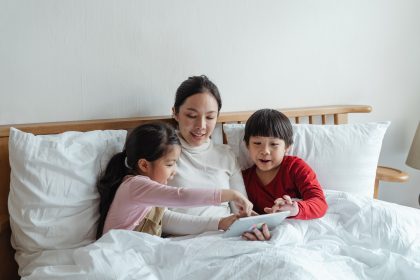 Ibu dan anak melakukan stimulasi bahasa 10 menit sebelum tidur