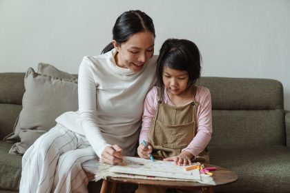 Ibu dan anak bermain tebak gambar untuk menambah kosakata