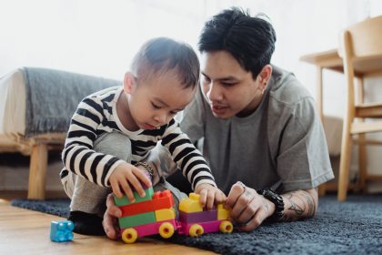 Ayah dan anak melakukan aktivitas indoor 15 menit untuk motorik dan bahasa