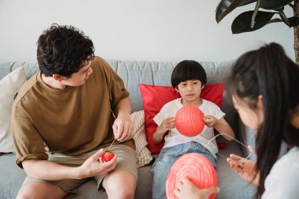 Orang tua mendampingi aktivitas Montessori di rumah bersama anak