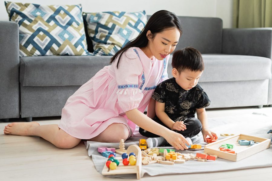 Siklus sensory play anak: eksplorasi, rasakan, beri bahasa, ulangi