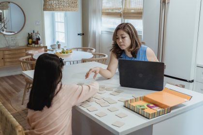 Ibu dan anak bermain DIY kartu cerita untuk stimulasi bahasa