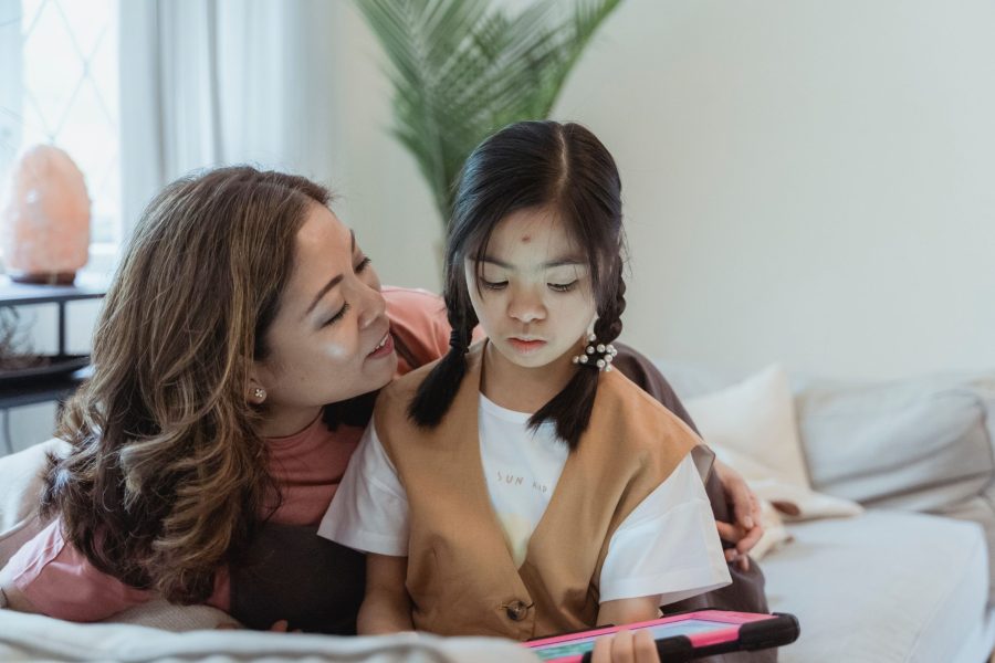 Orang tua berbicara dengan anak tentang perasaan setelah melihat berita