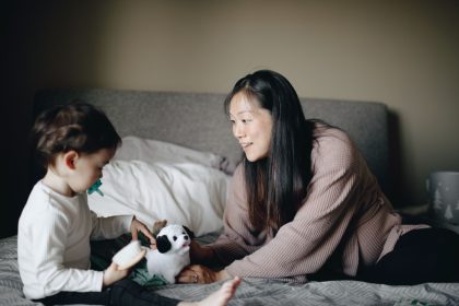 Anak terlambat bicara sedang berinteraksi dengan ibu sambil bermain