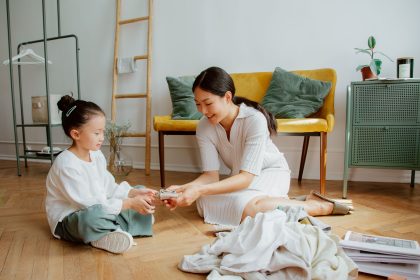 ibu dan anak bermain peran untuk melatih bahasa dan emosi