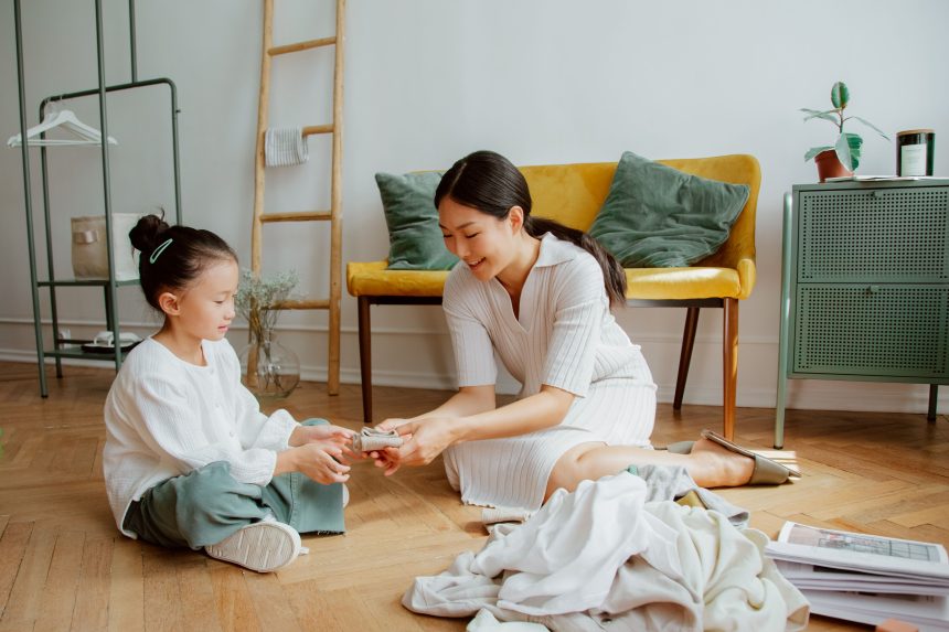 ibu dan anak bermain peran untuk melatih bahasa dan emosi