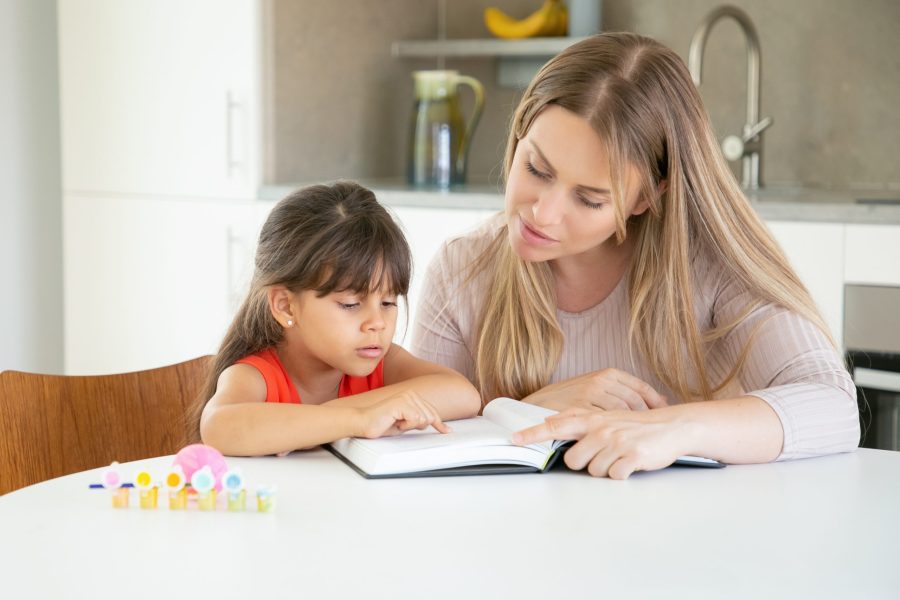 cara menstimulasi bahasa ekspresif anak. 