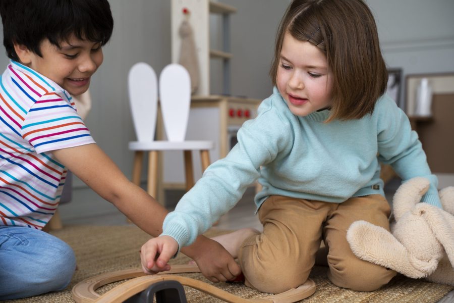 Siklus permainan peran anak: pilih peran, bangun cerita, namai emosi, refleksi, coba lagi