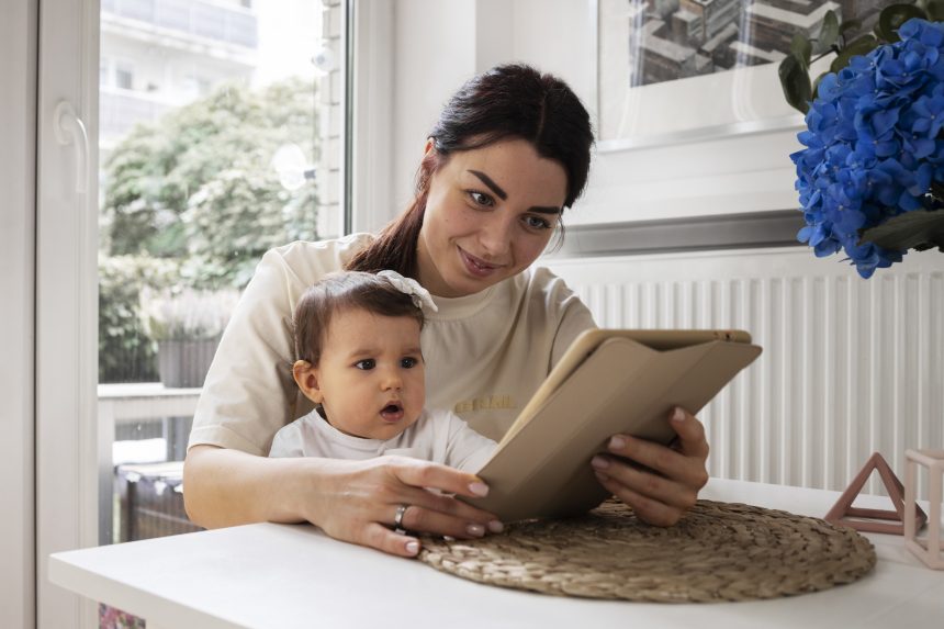 Ibu menggunakan checklist kosakata anak usia 2–5 tahun saat bermain dan membaca bersama anak.