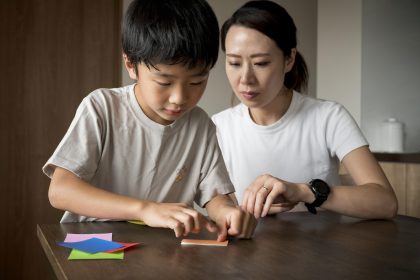 Anak Bermain Origami bersama Ibu untuk Melatih Fokus