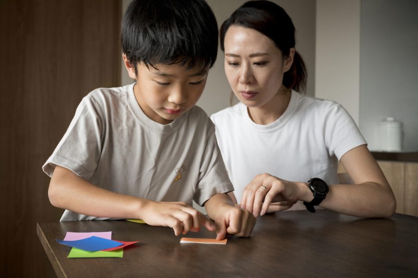 Anak Bermain Origami bersama Ibu untuk Melatih Fokus