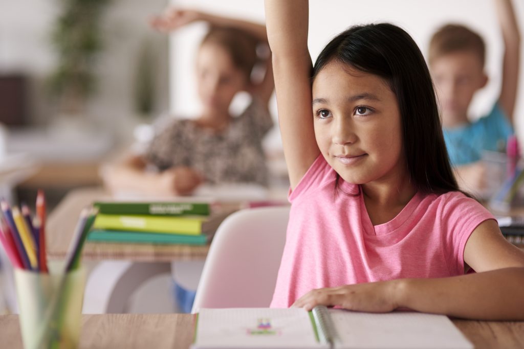 Anak sekolah fokus belajar di kelas setelah mendapatkan sarapan bergizi