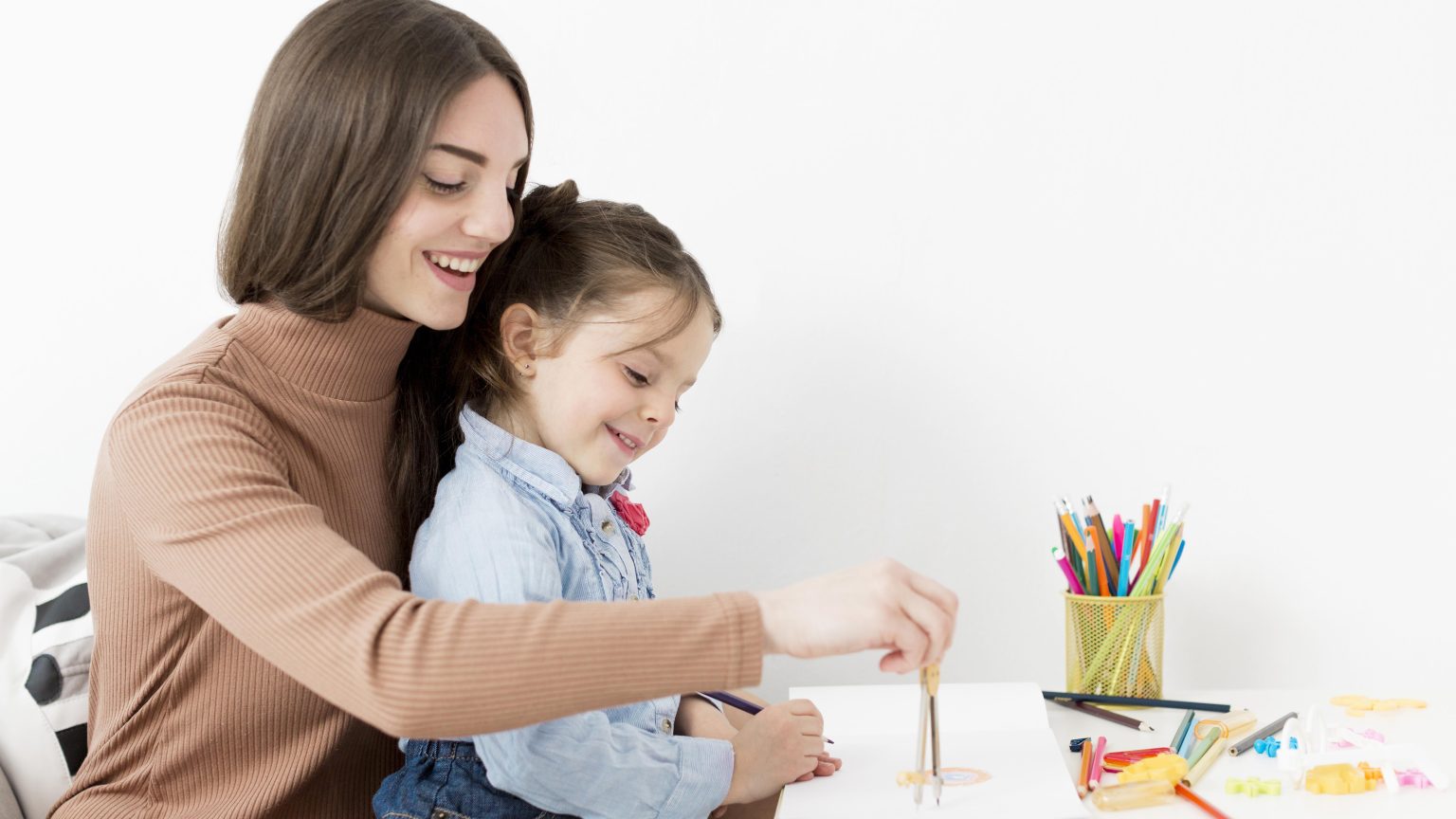 Ibu dan anak bermain tebak gambar untuk menambah kosakata