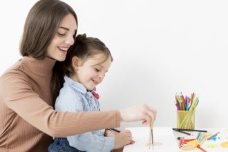 Ibu dan anak bermain tebak gambar untuk menambah kosakata