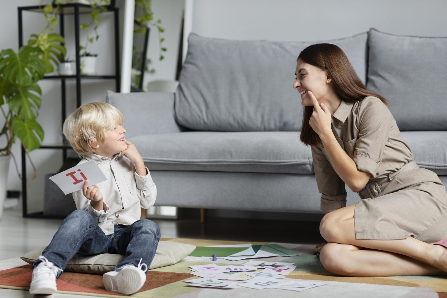 ibu dan anak bermain peran untuk melatih bahasa dan emosi