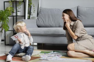 ibu dan anak bermain peran untuk melatih bahasa dan emosi