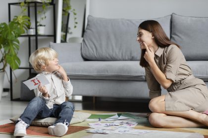 ibu dan anak bermain peran untuk melatih bahasa dan emosi