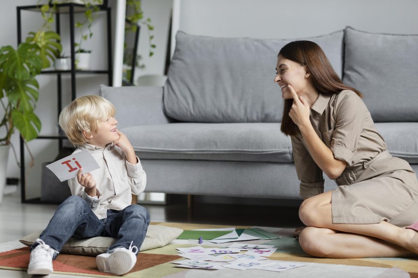 ibu dan anak bermain peran untuk melatih bahasa dan emosi