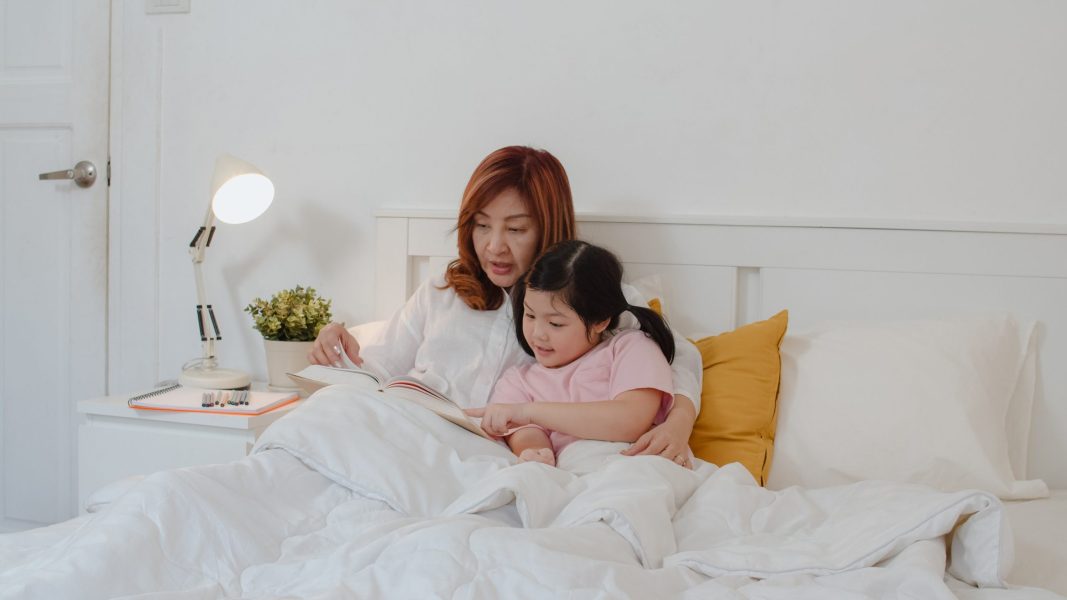 Ide pertanyaan obrolan sebelum tidur untuk membantu anak bercerita