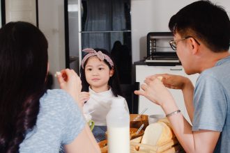 orang tua mengajak anak berkomunikasi tanpa memaksa