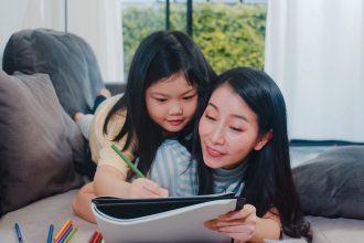 Ibu dan anak ngobrol 10 menit untuk mendukung kemampuan bicara anak.
