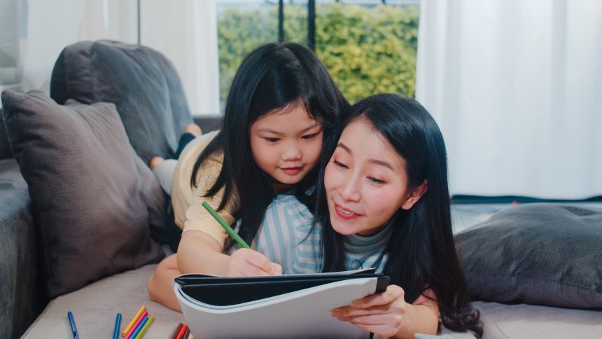Ibu dan anak ngobrol 10 menit untuk mendukung kemampuan bicara anak.