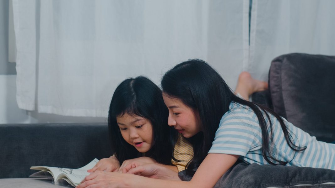 Cara memilih buku cetak e-book dan storytime digital untuk anak