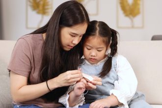 Ibu memberi instruksi sederhana kepada anak yang memahami tetapi belum banyak bicara