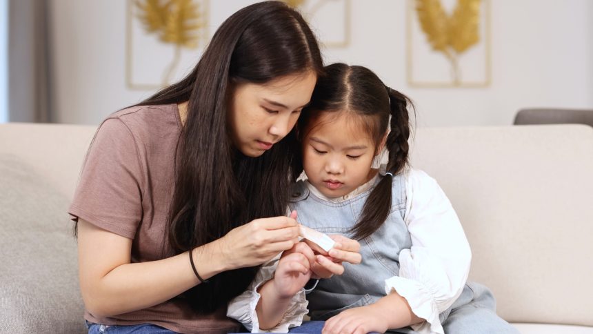 Ibu memberi instruksi sederhana kepada anak yang memahami tetapi belum banyak bicara