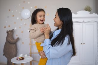 Ibu mengajak anak berbicara untuk membantu menambah kosakata anak