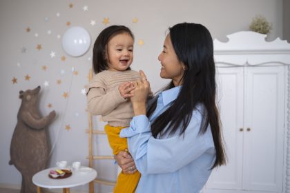 Ibu mengajak anak berbicara untuk membantu menambah kosakata anak