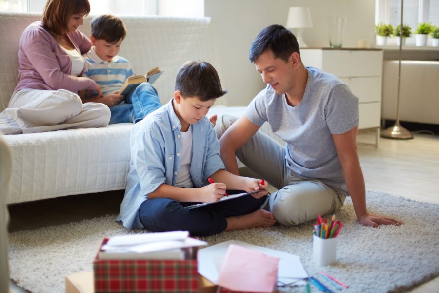 anak belajar life skills bersama orang tua di rumah