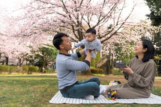 Keluarga melakukan aktivitas weekend bersama anak