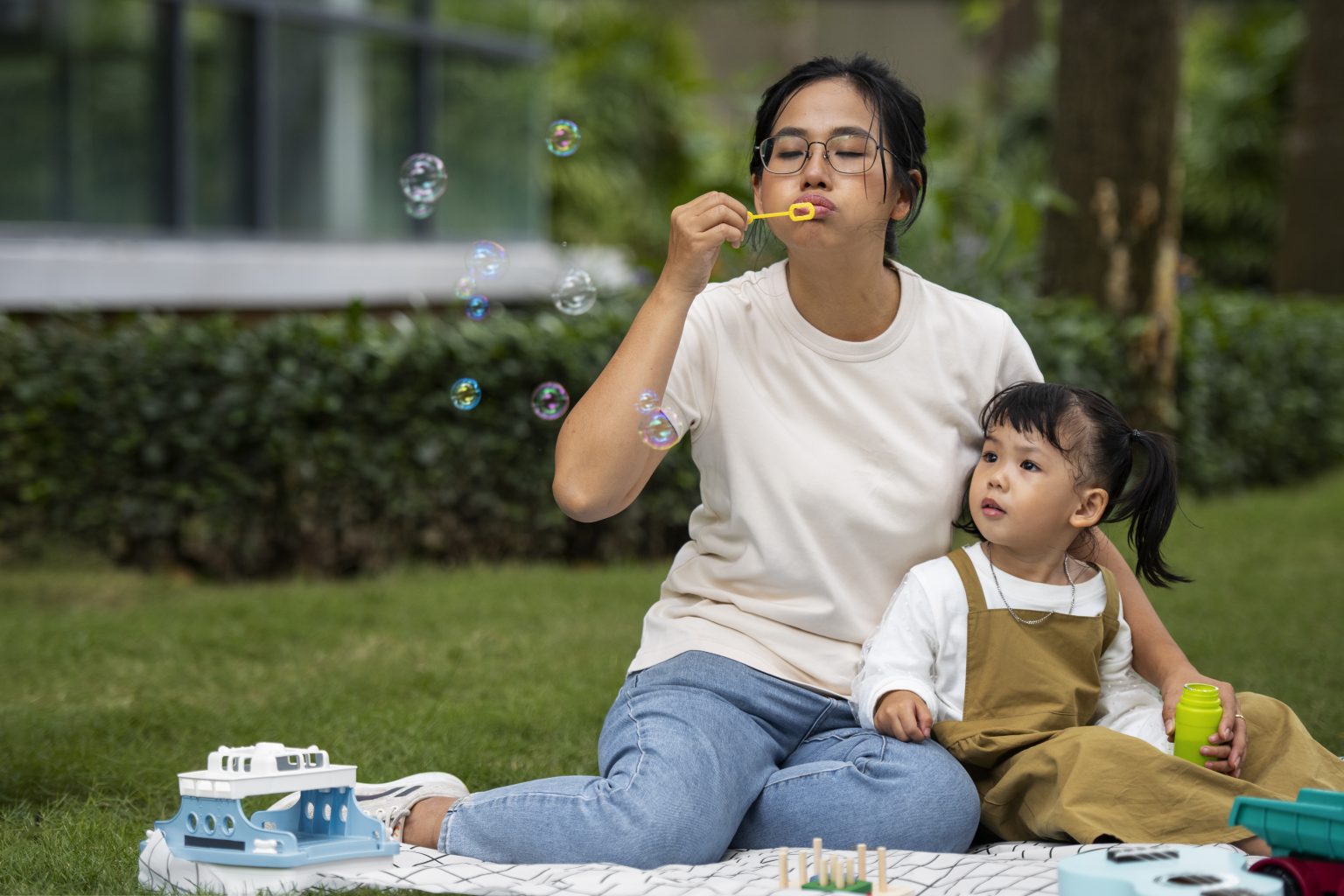 Anak paham instruksi tapi belum banyak bicara saat bermain bersama ibu