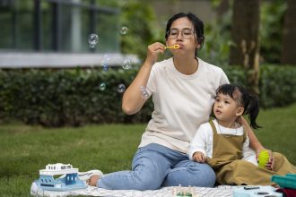 Anak paham instruksi tapi belum banyak bicara saat bermain bersama ibu