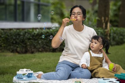 Anak paham instruksi tapi belum banyak bicara saat bermain bersama ibu