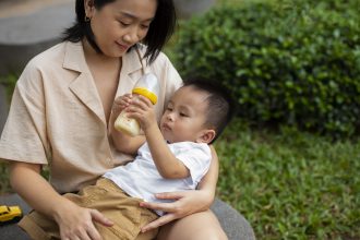 Ibu menyusui bayi untuk mendukung nutrisi dan kekebalan tubuh