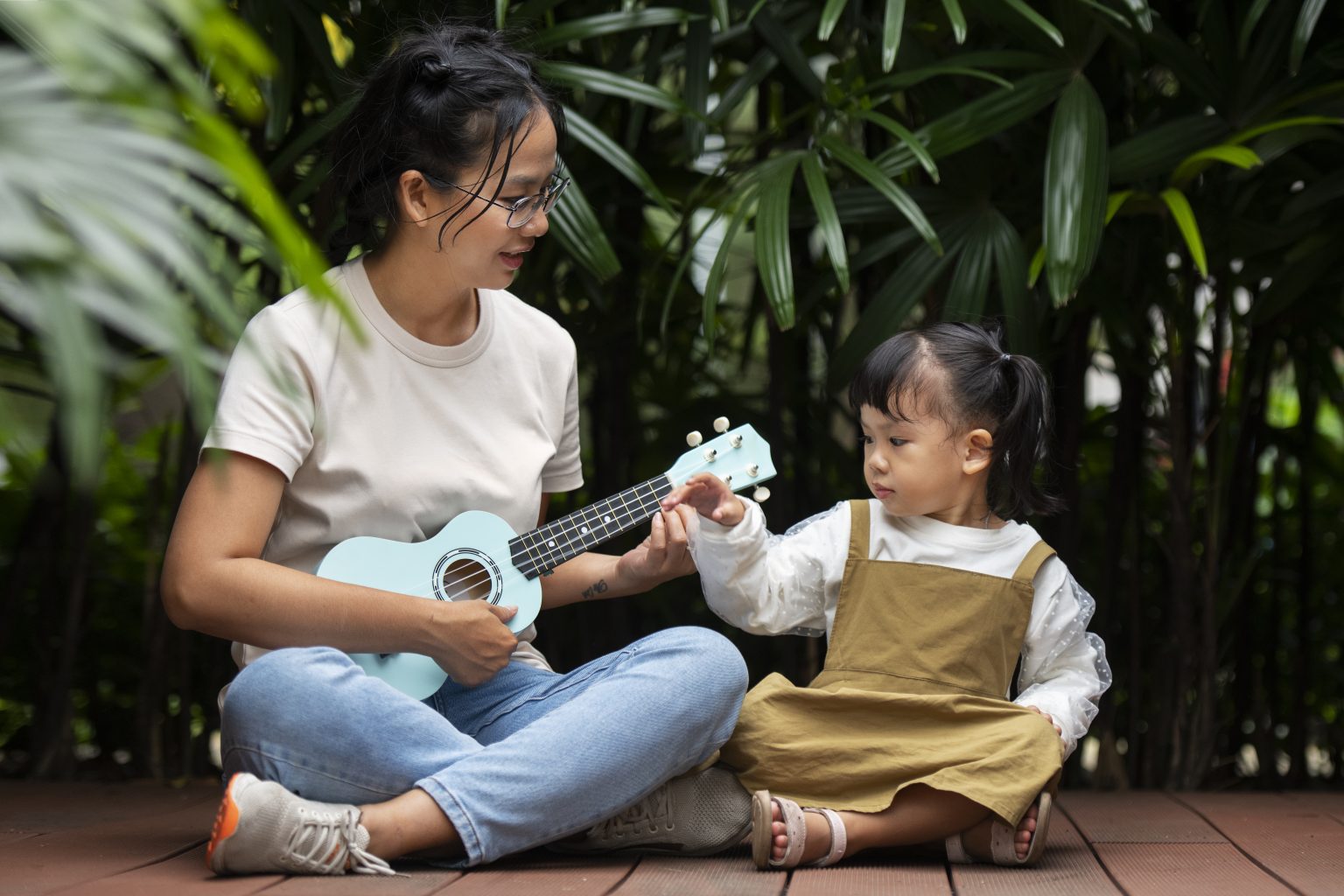 Orang tua memantau perkembangan bicara anak sesuai usia melalui aktivitas sehari-hari