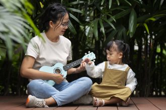 Orang tua memantau perkembangan bicara anak sesuai usia melalui aktivitas sehari-hari