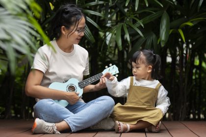 Orang tua memantau perkembangan bicara anak sesuai usia melalui aktivitas sehari-hari