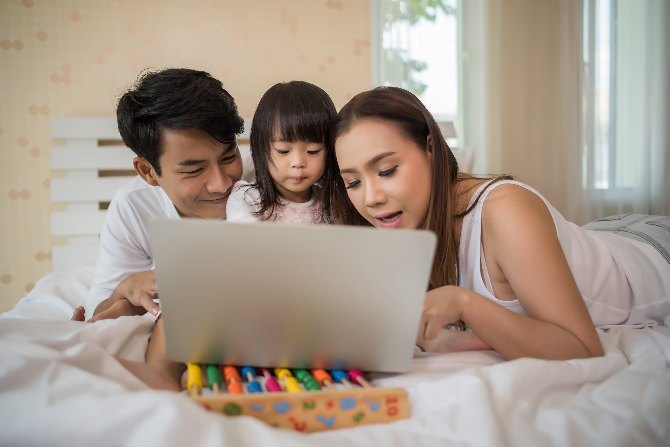keseimbangan aktivitas anak antara layar, bermain, tidur, dan keluarga