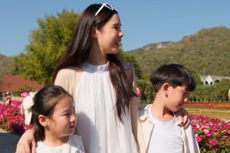 Anak menjalani kids lifestyle 2026 dengan outdoor play dan family time