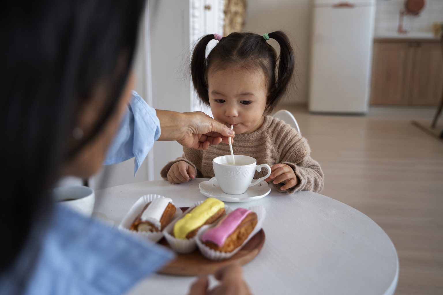 Ibu mendampingi bayi makan sambil berinteraksi untuk mendukung perkembangan otak anak