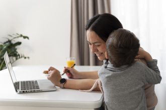 Ibu dan anak ngobrol 10 menit sehari untuk mendukung perkembangan bahasa