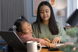 Ibu melatih bahasa ekspresif anak melalui percakapan dan kegiatan bercerita