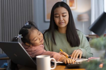 Ibu melatih bahasa ekspresif anak melalui percakapan dan kegiatan bercerita