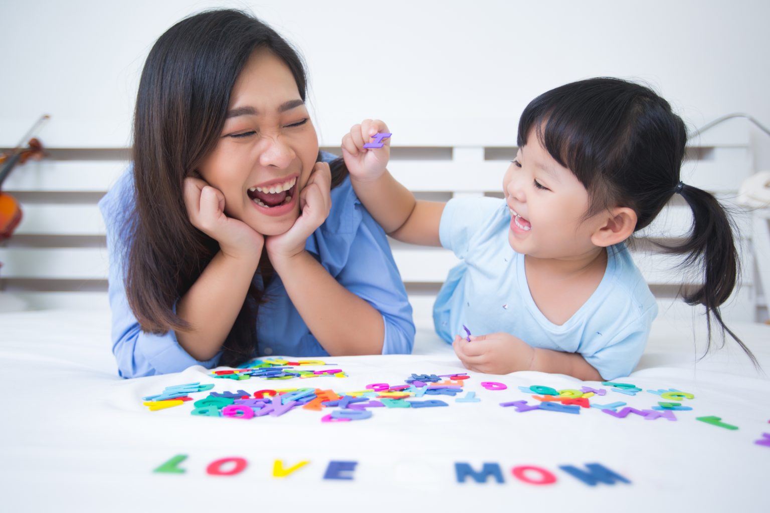 ibu dan anak melakukan kontak mata saat bermain bersama