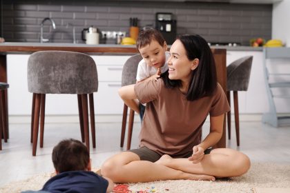 Ibu bermain 10 menit untuk melatih motorik dan bahasa anak di rumah