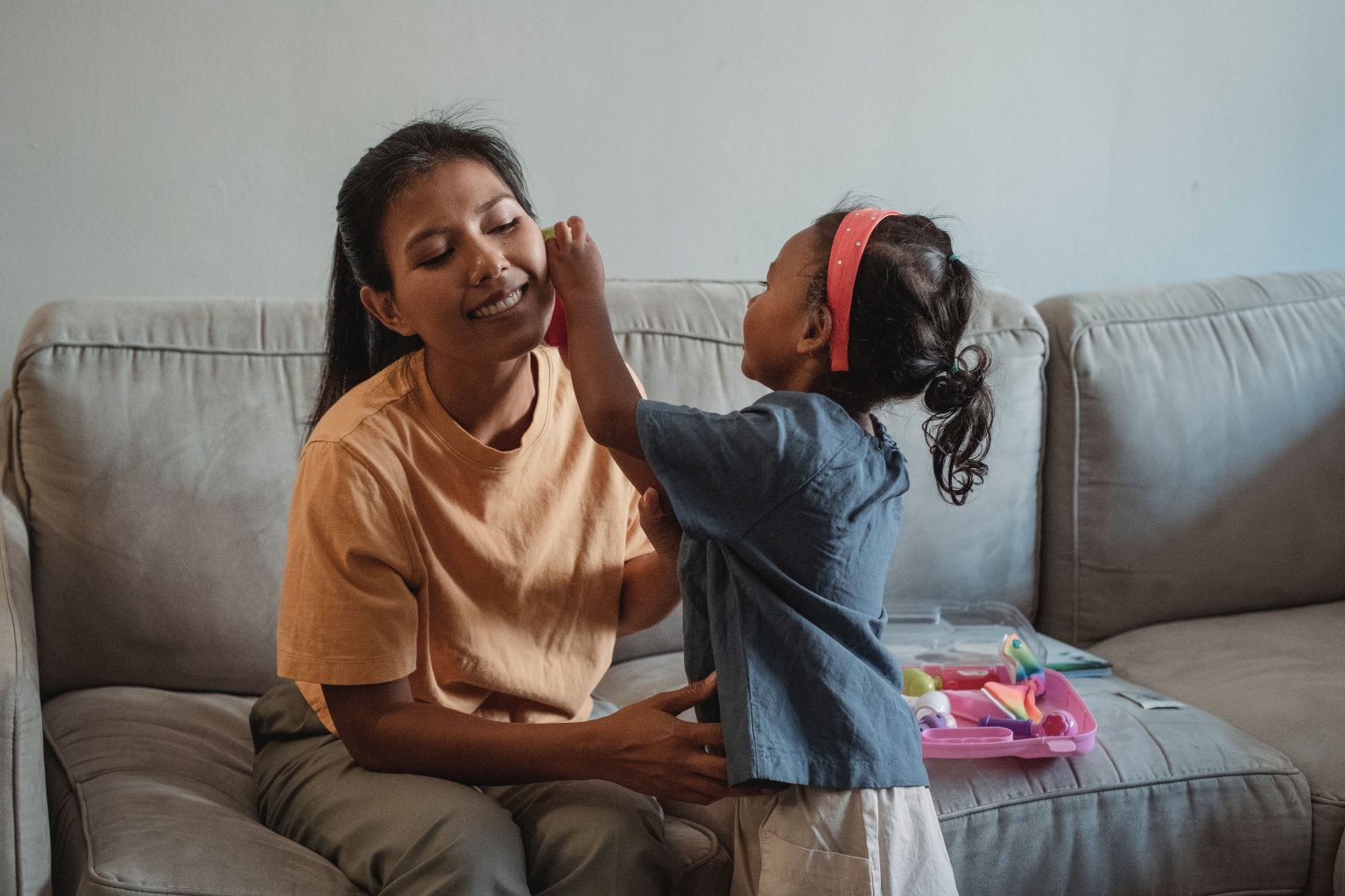 Ibu mengajak anak melakukan percakapan dua arah saat bermain